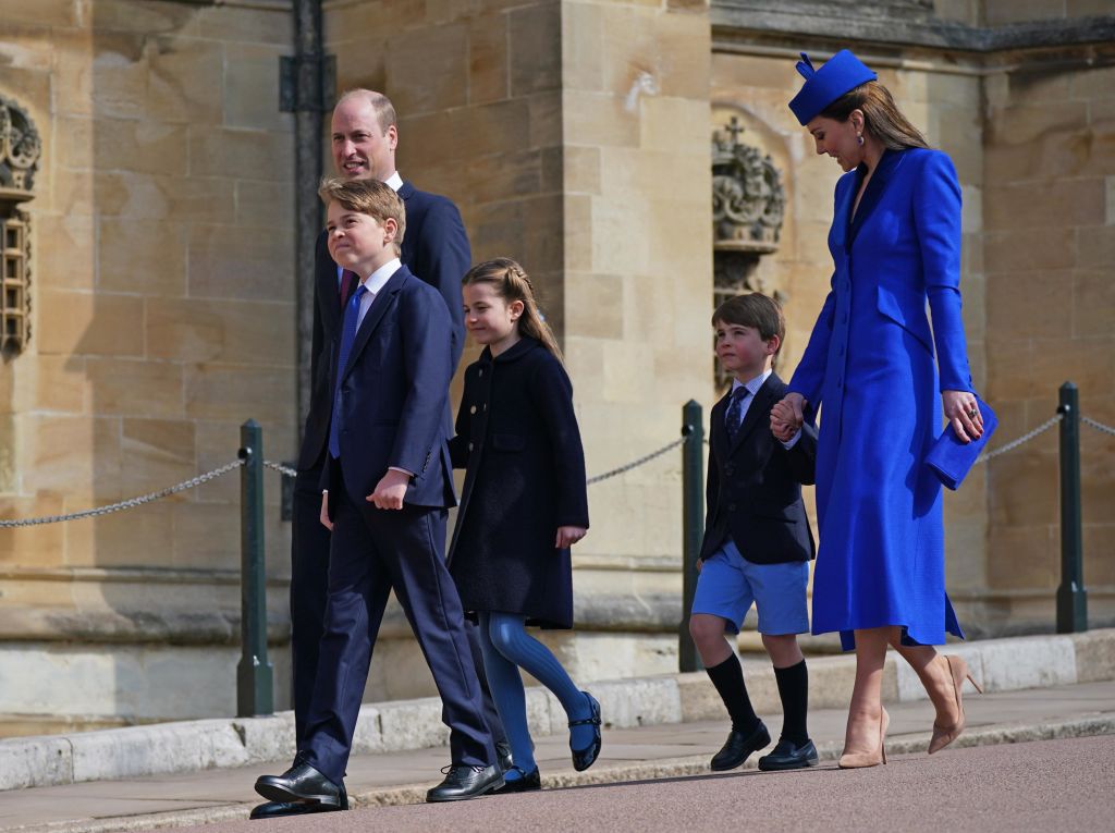 Kate Middleton, într-o rochie albastră, alături de copiii ei, la un eveniment