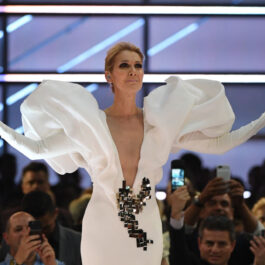 Celine Dion, într-o rochie supradimensionată, albă, cu umeri asimetrici