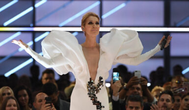 Celine Dion a pozat topless pe coperta revistei Vogue Franța. Revenirea pe scenă este un obiectiv, dar e foarte greu de atins