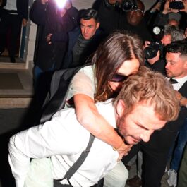 Victoria Beckham purtată în spate de soțul ei