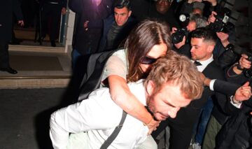 Victoria Beckham purtată în spate de soțul ei