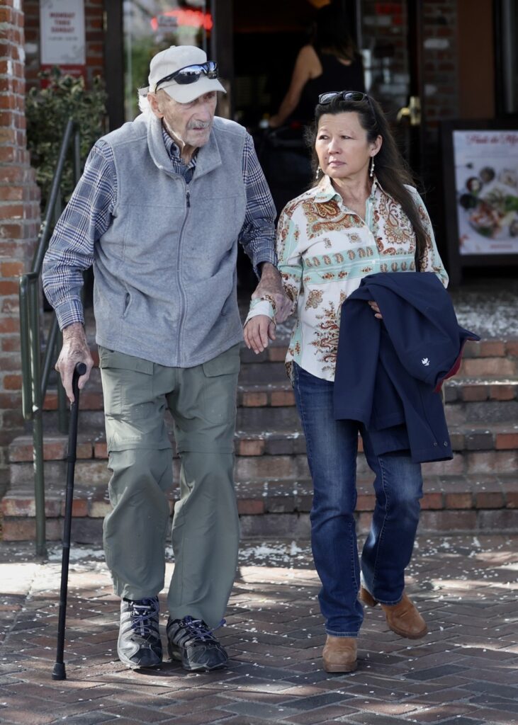 Gene Hackman și Betsy Arakawa în timp ce plimbă ținându-se de mână după ce nu au mai ieșit în public de 21 de ani