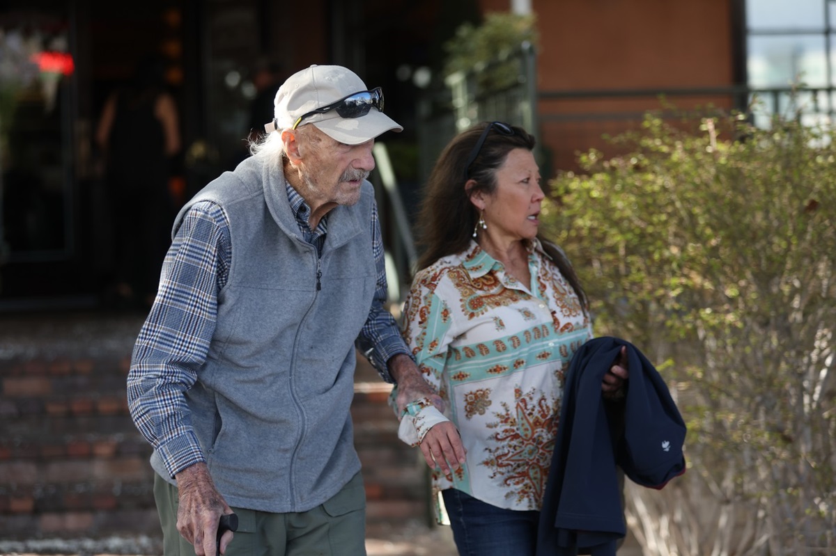 Gene Hackman și Betsy Arakawa surprinși la plimbare după ce nu au mai ieșit în public de 21 de ani