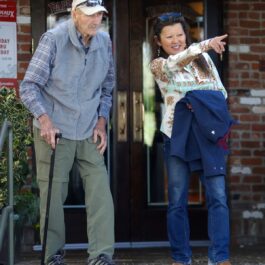 Gene Hackman și Betsy Arakawa în timp ce se plimbă pe străzile de la Hollywood