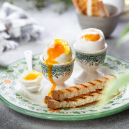 Ouă fierte pe o farfurie și două felii de pâine prăjită