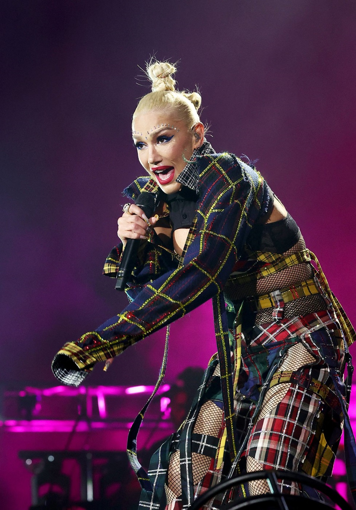 Gwen Stefani în timp ce cântă pe scenă la Coachella 2024