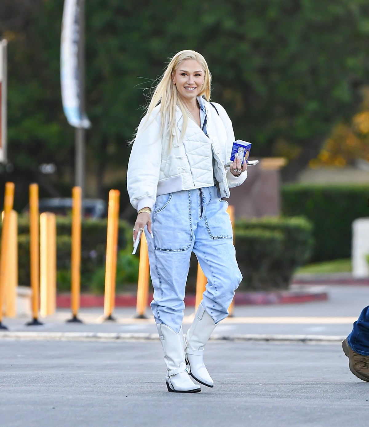 Gwen Stefani într-o ținută casual pe străzile din Los Angeles după ce a participat cu o seară înainte la Coachella 2024