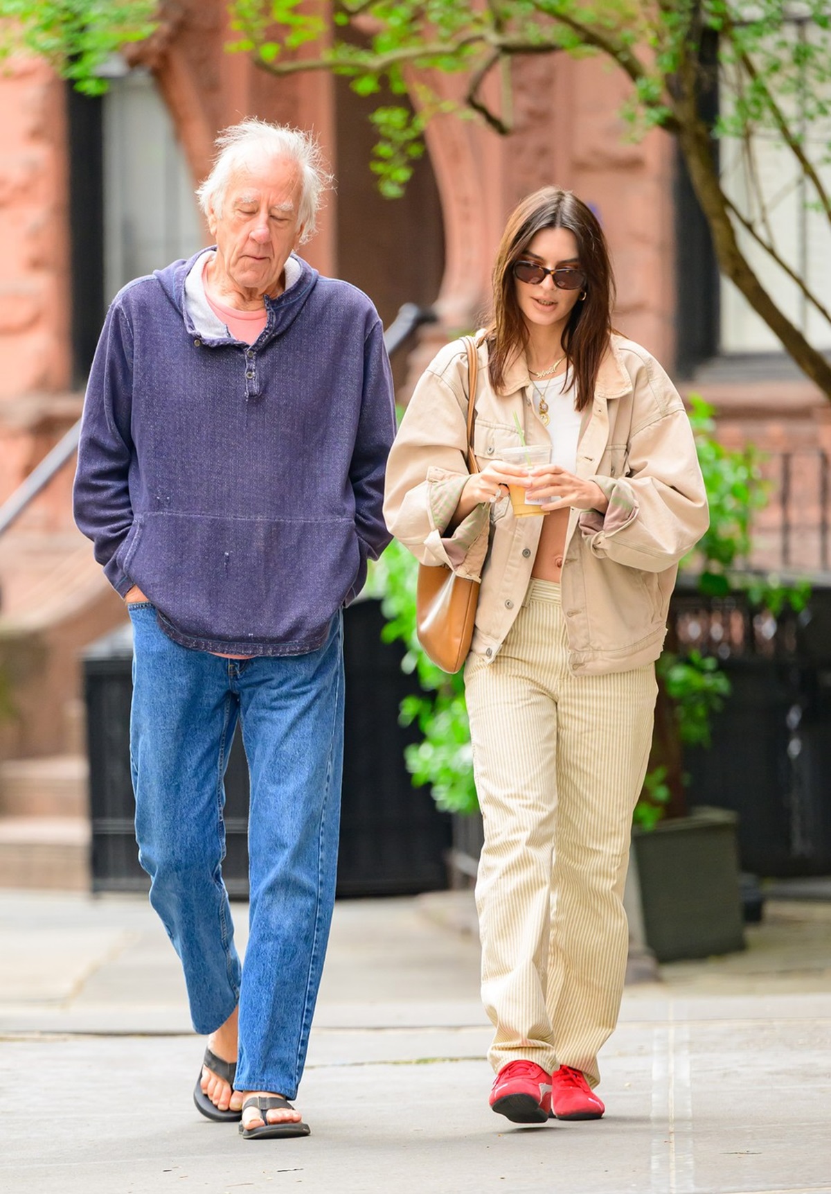 John David Ratajkowski și Emily Ratajkowski în timp ce se plimbă pe străzile din New York
