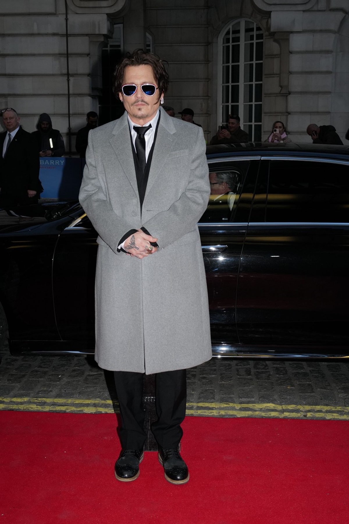 Johnny Depp la premiera filmului Jeanne Du Barry într-un costum gri