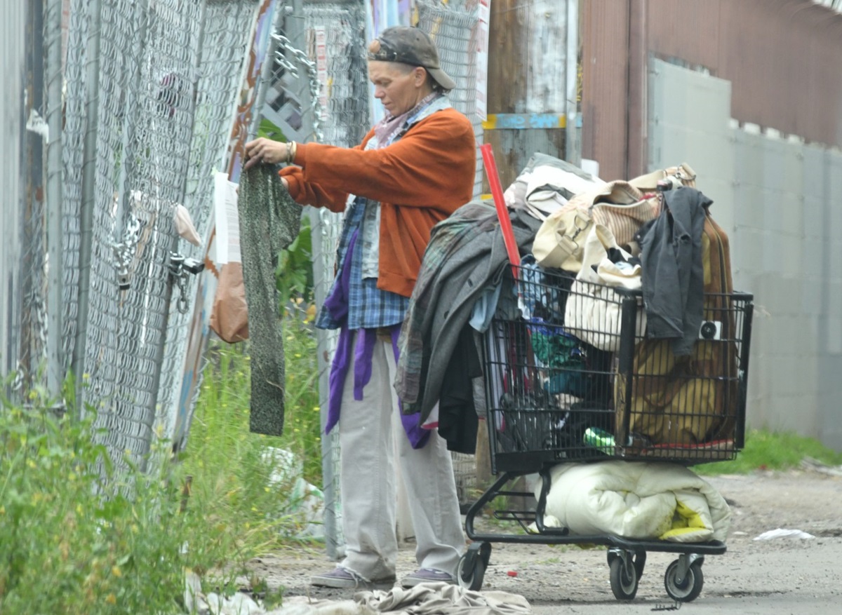 Loni Willison în timp ce pune hainele din gunoi într-un cărucior de cumpărături