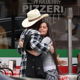 Mickey Rourke în timp ce îmbrățișează cu o femeie pe stradă