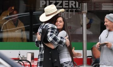 Mickey Rourke în timp ce îmbrățișează cu o femeie pe stradă