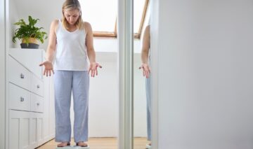 O femeie la menopauză care nu înțelege kilogramele de pe cântar
