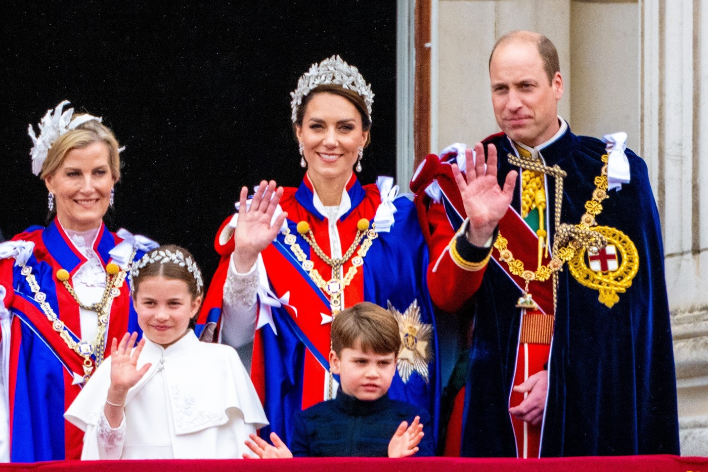 Kate Middleton alături de familia sa pe balconul Palatului Buckingham