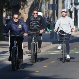 Patrick Schwarzenegger, la plimbare, cu bicicleta, alături de tatăl său și un prieten