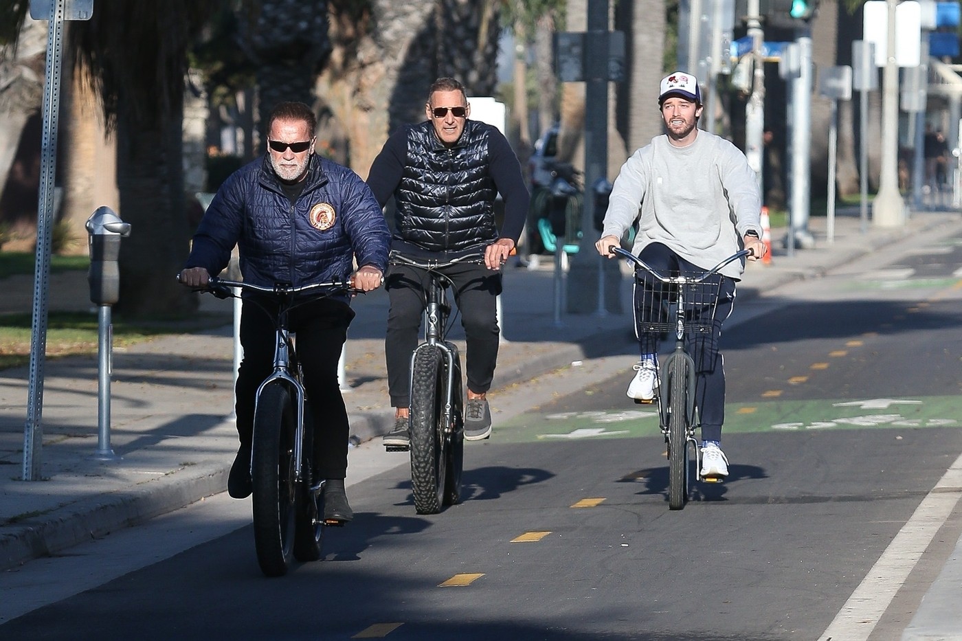 Patrick Schwarzenegger, la plimbare, cu bicicleta, alături de tatăl său și un prieten