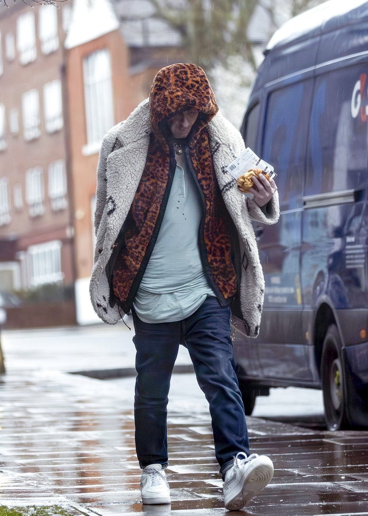 Paul Anderson într-o ținută neîngrijită în timp ce se plimbă pe străzile din Londra