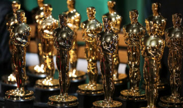 Mai multe statuete Oscar fotografiate pe o masă
