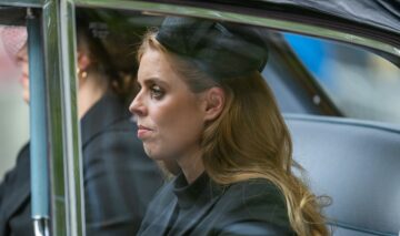 Prințesa Beatrice, în haine negre, într-o mașină