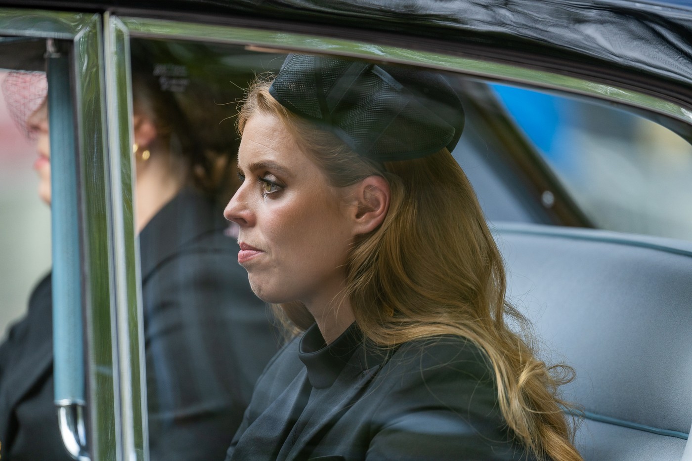 Prințesa Beatrice, în haine negre, într-o mașină