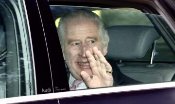 Regele Charles, în mașină, în timp ce le face cu mâna admiratorilor regali