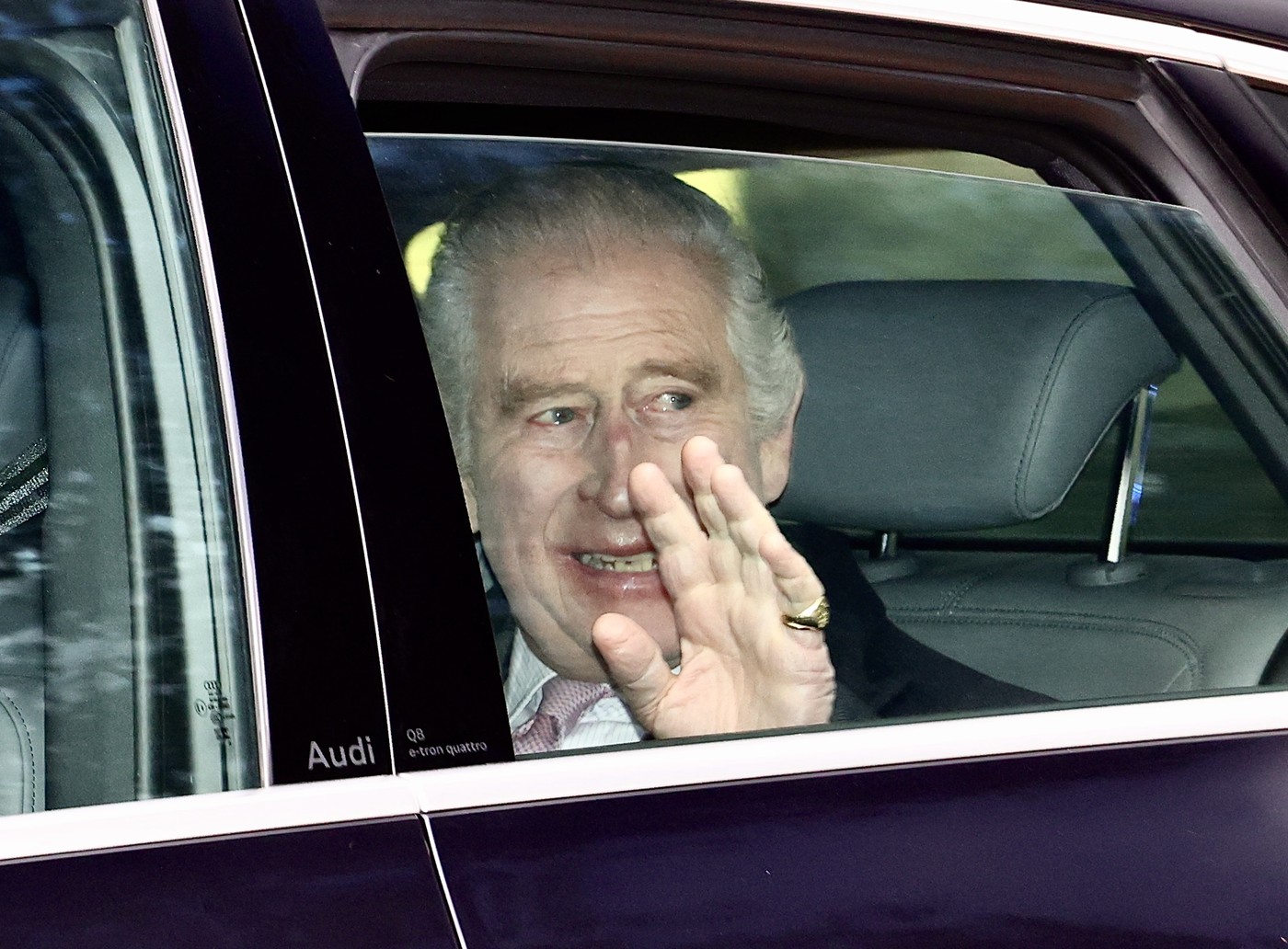 Regele Charles, în mașină, în timp ce le face cu mâna admiratorilor regali