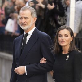 Regele Felipe și Regina Letizia au mers de mână la o înmormântare