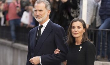 Regele Felipe și Regina Letizia au mers de mână la o înmormântare