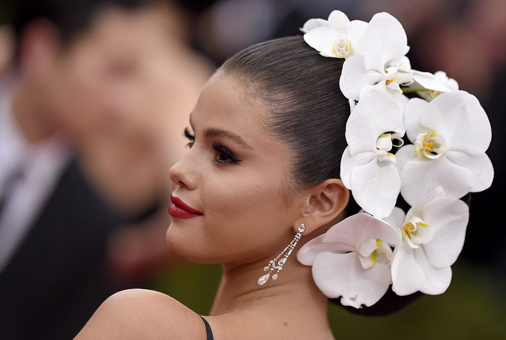 Selena Gomez cu o diademă florală pe cap