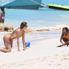 Khloe Kardashian se joacă cu fiica ei pe plajă