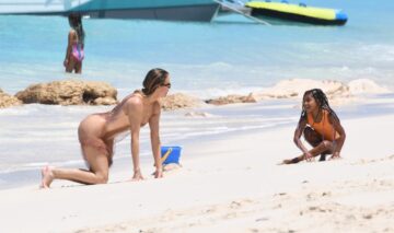 Khloe Kardashian se joacă cu fiica ei pe plajă