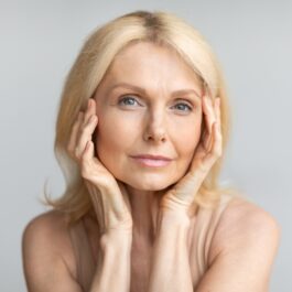 Femeie frumoasă, blondă, de peste 50 de ani, fotografie portret