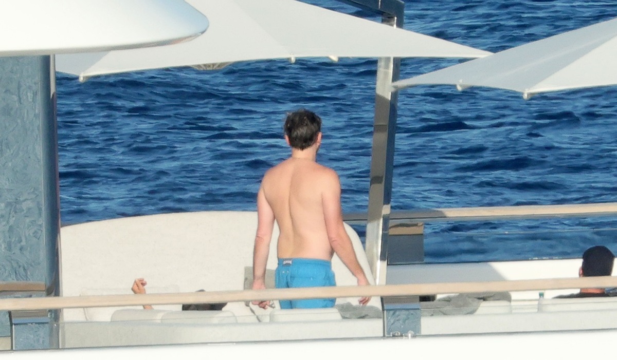 Leonardo DiCaprio surprins de la spate în timpul unei vacanțe în timp ce se află la bustul gol