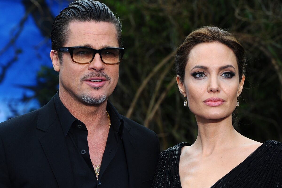 Brad Pitt și Angelina Jolie în timp ce pozează împreună la un eveniment public