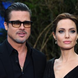 Brad Pitt și Angelina Jolie în timp ce pozează împreună la un eveniment public