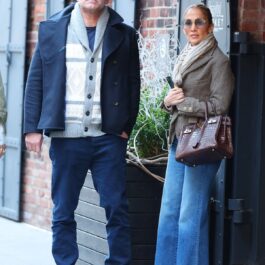 Jennifer Lopez și Ben Affleck în timp ce se află în fața unui apartament din New York