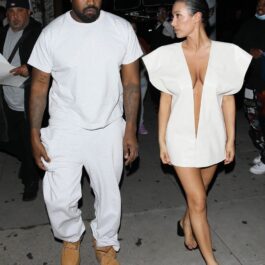 Bianca Censori desculță pe stradă în timp ce se plimbă cu Kanye West
