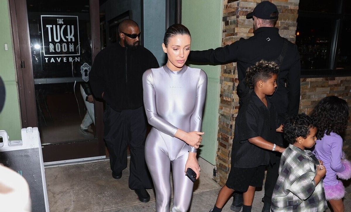 Kanye West și Bianca Censori în timp ce ies dintr-un restaurant