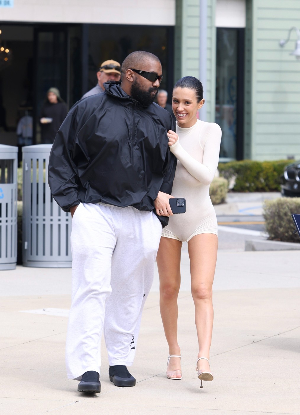 Bianca Censori într-o ținută transparentă în timp ce se plimbă la brațul lui Kanye West