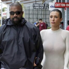 Bianca Censori într-o ținută transparentă alături de Kanye West care poartă o geacă neagră