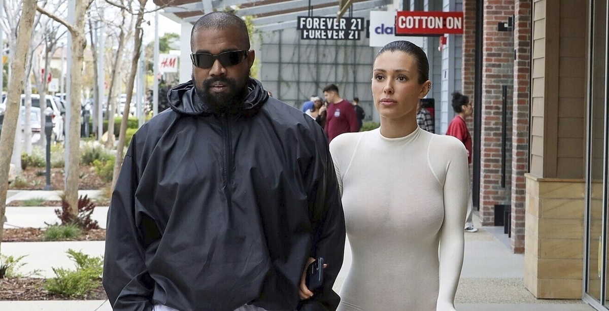 Bianca Censori într-o ținută transparentă alături de Kanye West care poartă o geacă neagră