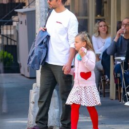 Bradley Cooper, de mână cu fiica sa, în Manhattan