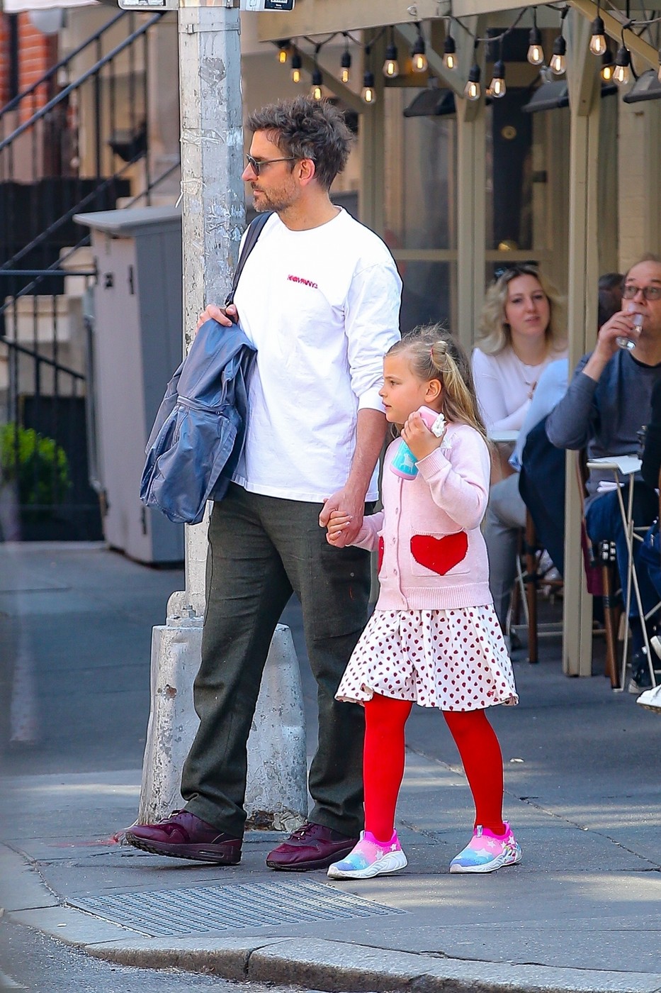 Bradley Cooper, de mână cu fiica sa, în Manhattan