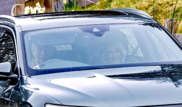 Regele Charles și Regina Camilla, într-o mașină, în Scoția