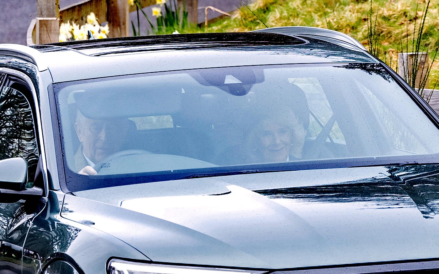 Regele Charles și Regina Camilla, într-o mașină, în Scoția