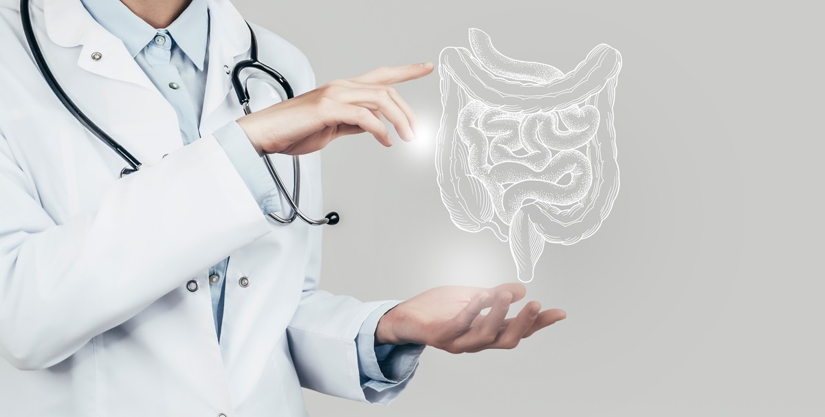 O doctoriță care arată cu mâinile spre o hologramă a intestinelor
