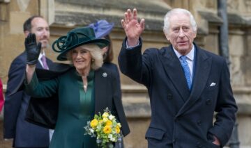 Regele Charles și Regina Camilla în timp ce fac cu mâna oamenilor după slujba de Paște