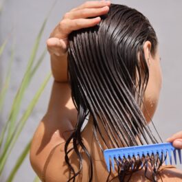 Cele mai bune uleiuri naturale pentru creșterea părului, recomandate de experții în frumusețe