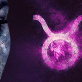 O femeie cu ochii violet care se uită la semnul zodiei Taur