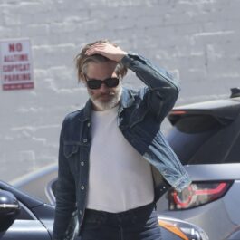 Chris Pine într-un tricou alb și o geacă din denim în fața unui studio de dans din Los Angeles